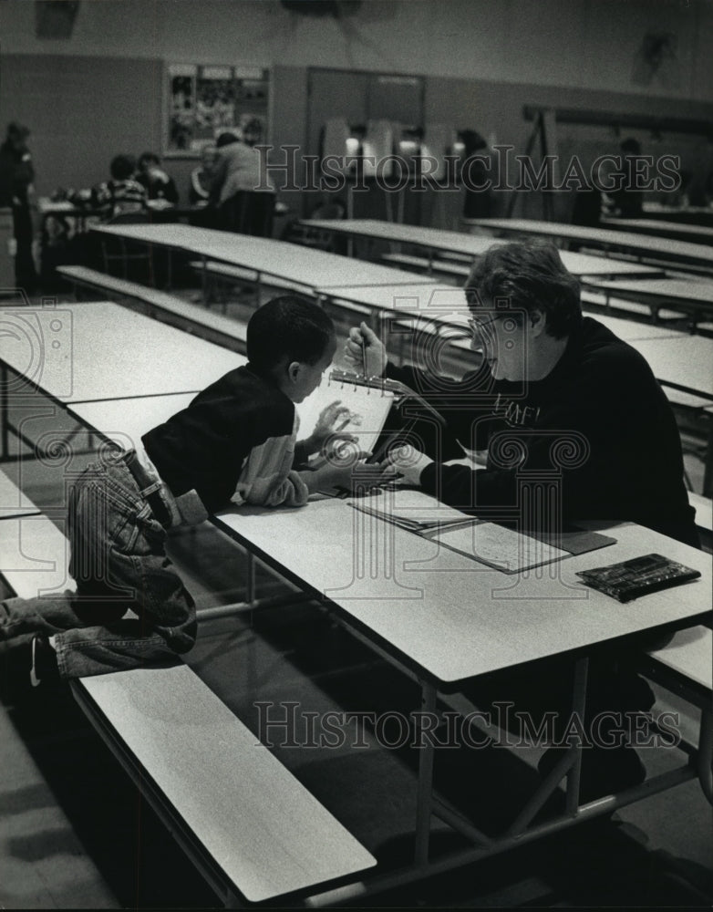 1993 Press Photo Thadius Johnson and teacher Lois Ramberg at Clara Barton- Historic Images