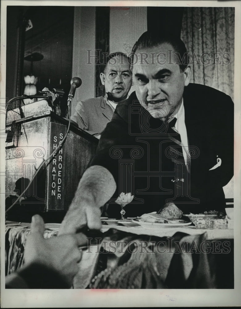 1968 Press Photo Alabama Gov George Wallace campaigning for Wisconsin Primary- Historic Images