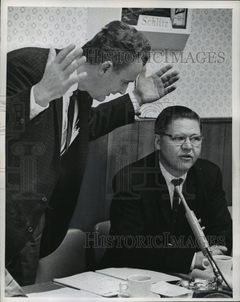 1965 Press Photo Host Bill Hoeft of WTMJ&#39;s Rural Route show- Historic Images