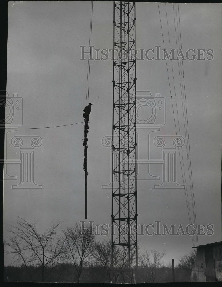 1953 Press Photo Wisconsin&#39;s tallest structure, the new tower for WTMJ-TV- Historic Images