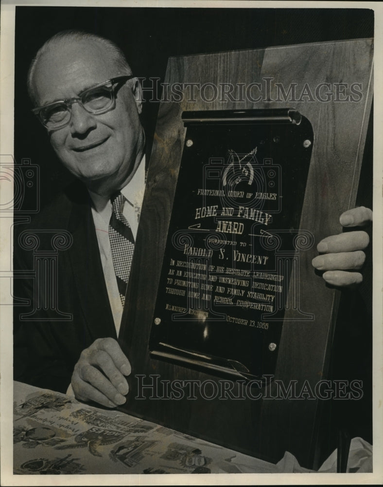 Load image into Gallery viewer, 1966 Press Photo Harold S Vincent and his award - mja19579
