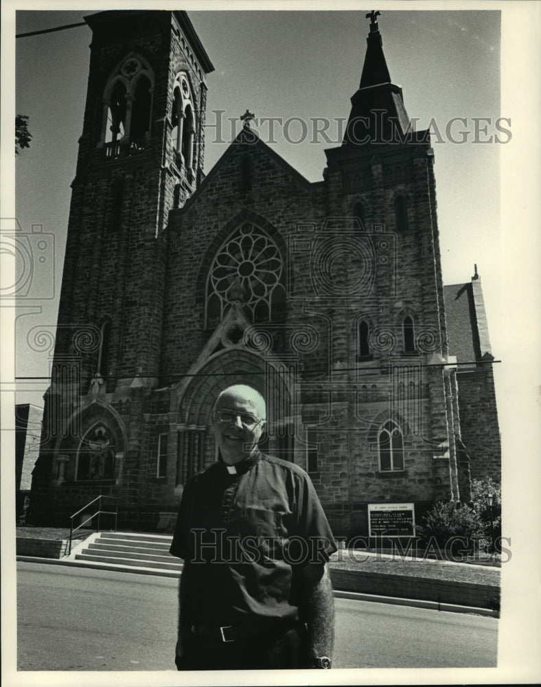 1986 Press Photo Father John B. Walsh, Pastor of St. Joseph&#39;s Catholic Church- Historic Images