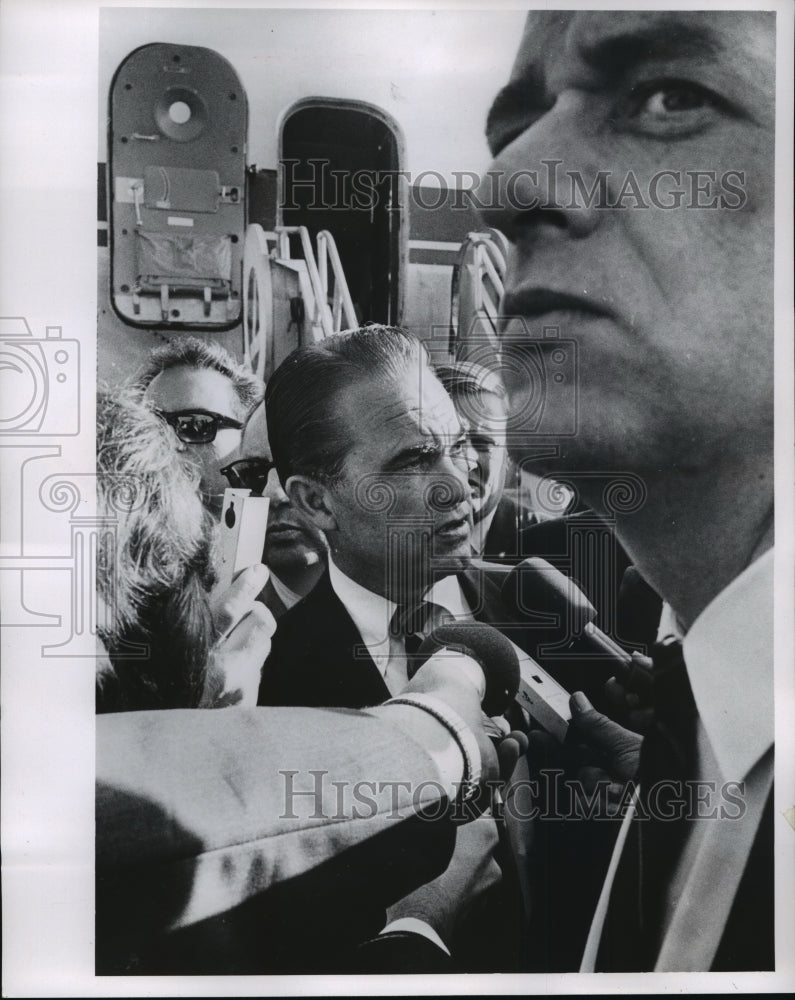 1968 Press Photo Service service man measured crowd around Wallace at airport- Historic Images