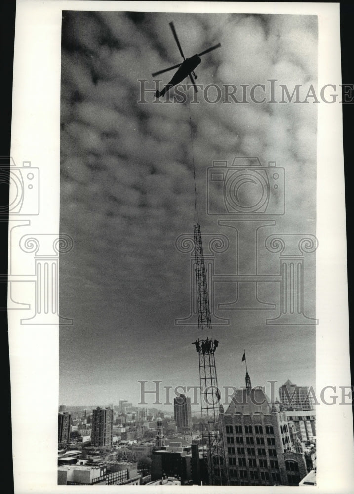 1991 Press Photo A Midwest Helicopter Airways chopper lifts a section of WNOV-AM- Historic Images