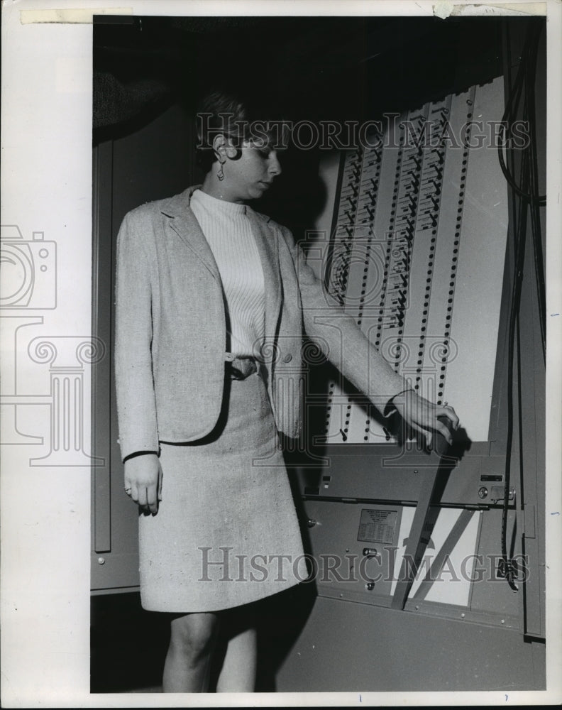 Load image into Gallery viewer, 1966 Press Photo Voting Machine demonstration in the journal lobby - mja19804
