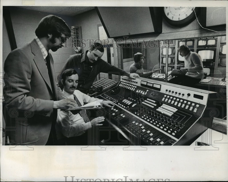 Load image into Gallery viewer, 1975 Press Photo Tom Frey, Jan Pritzi &amp; others editing the War Requiem tape
