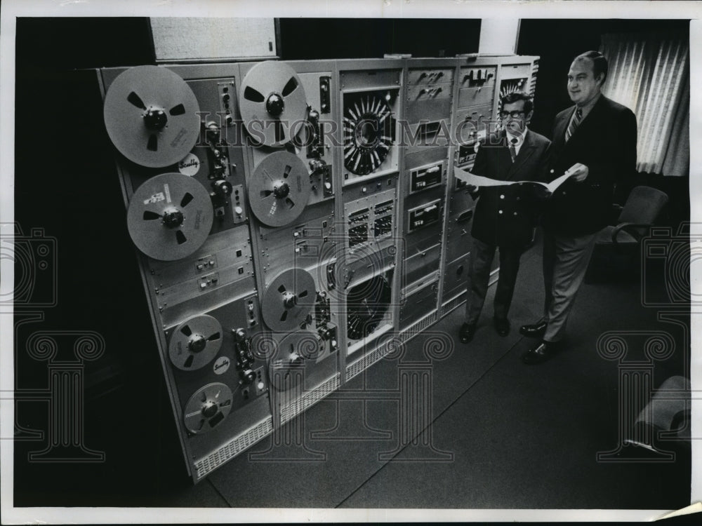 1970 Press Photo Jim Murphy & Pete Wood look over WNUW's computers- Historic Images