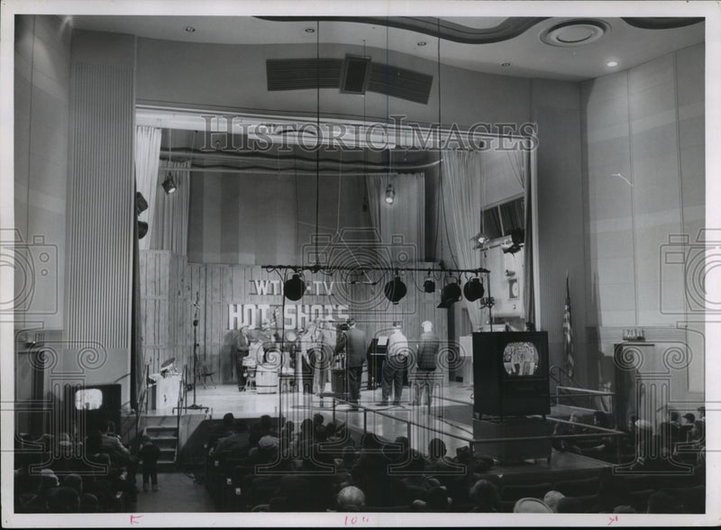 Load image into Gallery viewer, 1966 Press Photo Hot Shots telecasting pulled big crowd to WTMJ-TV auditorium
