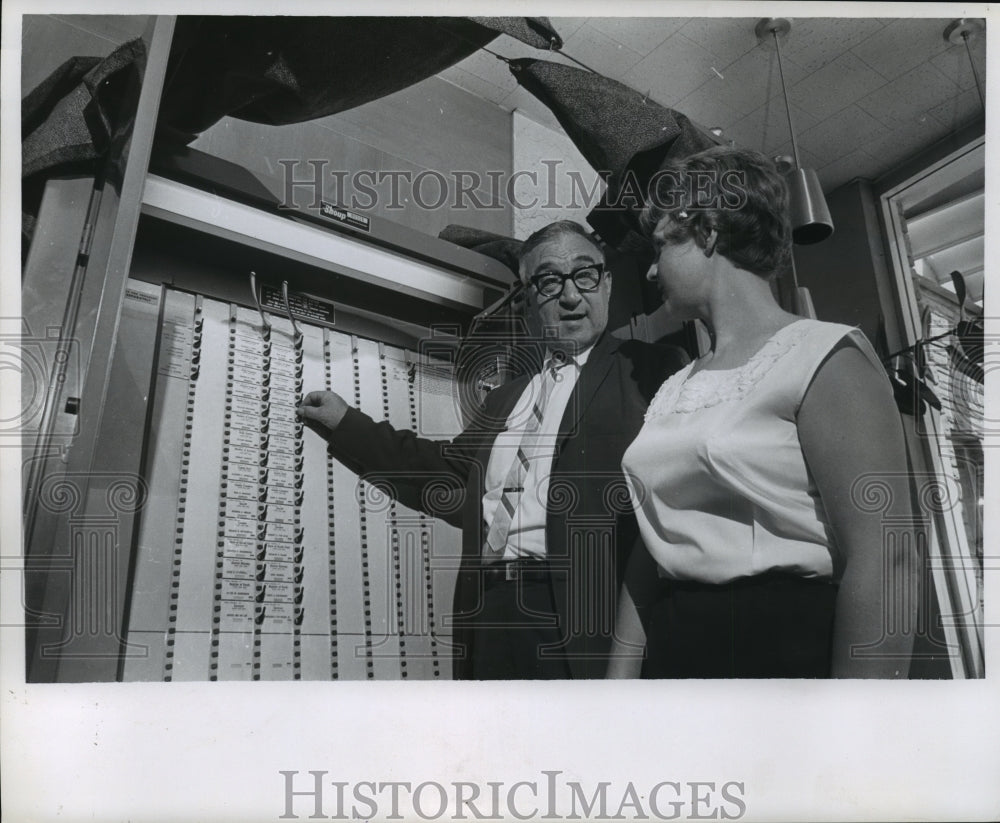 1966 Press Photo Supervisor Edward Lane instructing use of voting machines