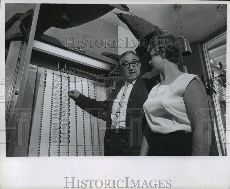 Load image into Gallery viewer, 1966 Press Photo Supervisor Edward Lane instructing use of voting machines
