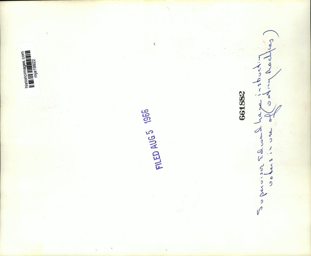 1966 Press Photo Supervisor Edward Lane instructing use of voting machines