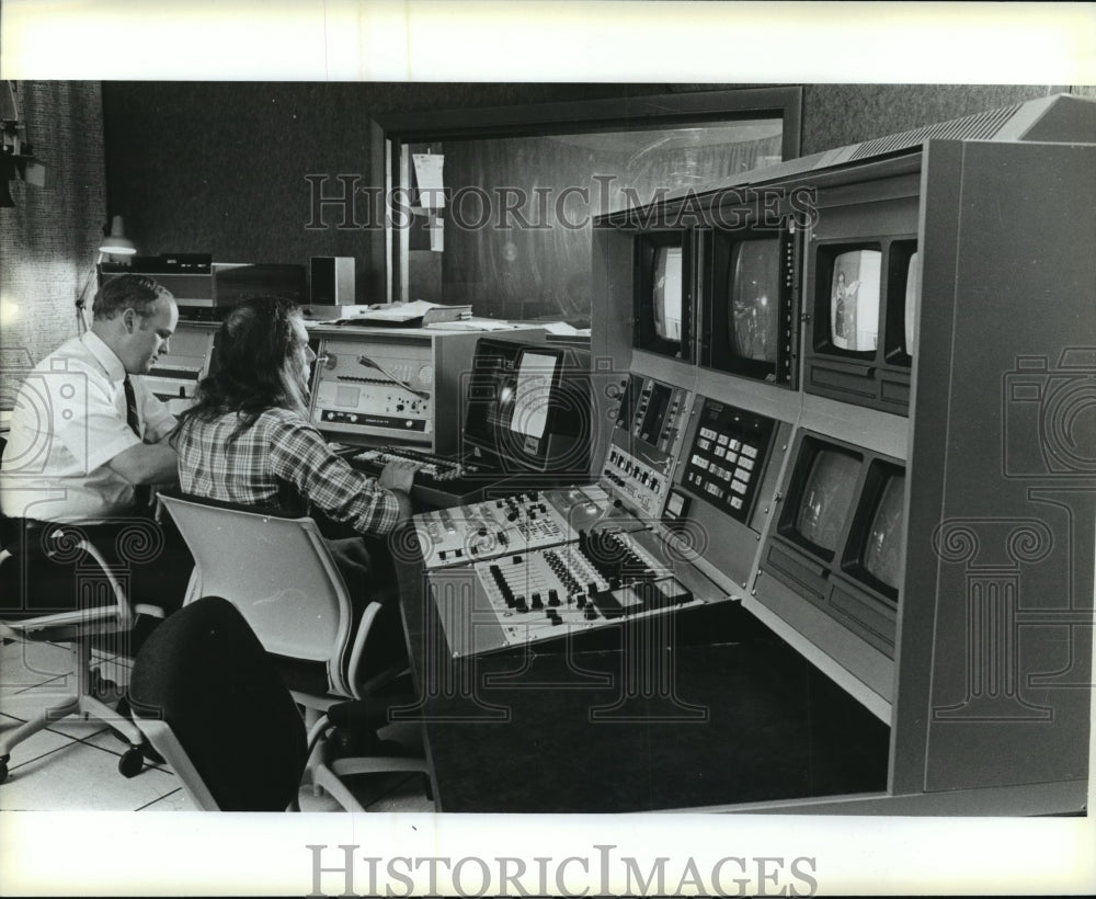 1982 Press Photo WTMJ-FM and WTMJ-TV - Control Rooms- Historic Images