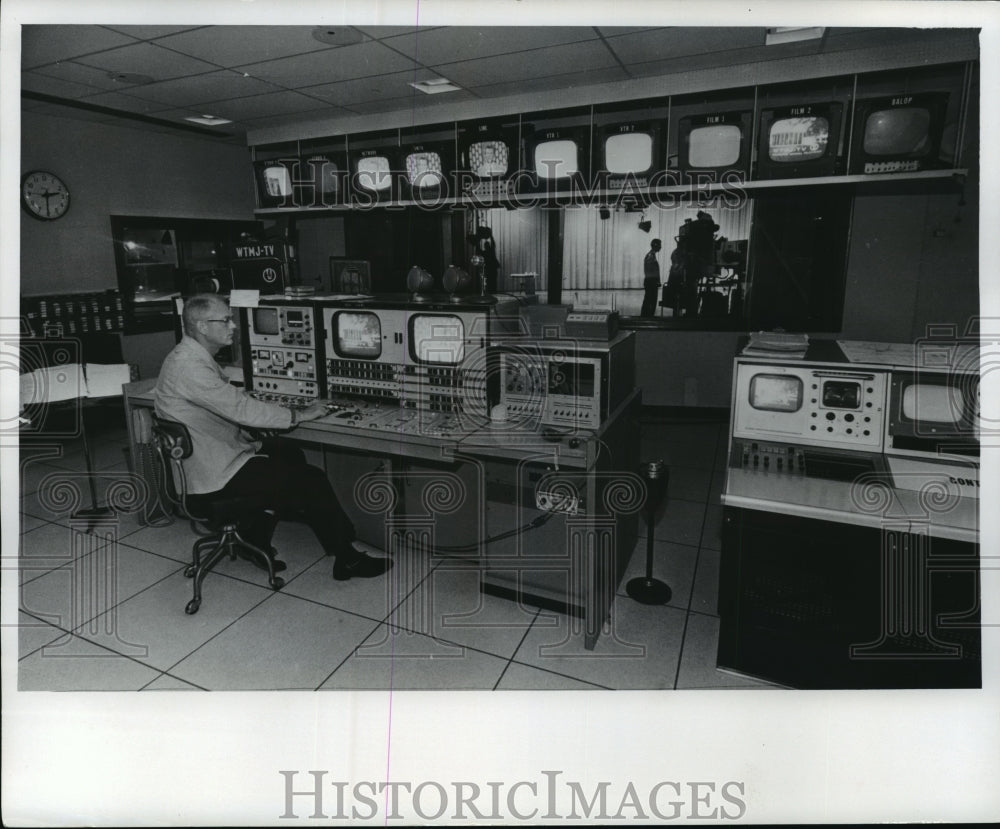  Press Photo WTMJ - Radio - Control Rooms- Historic Images