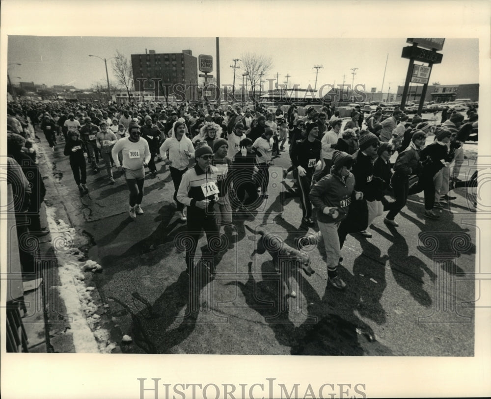 1987 Press Photo A throng of runners stampeded east on E. Capitol Dr.- Historic Images