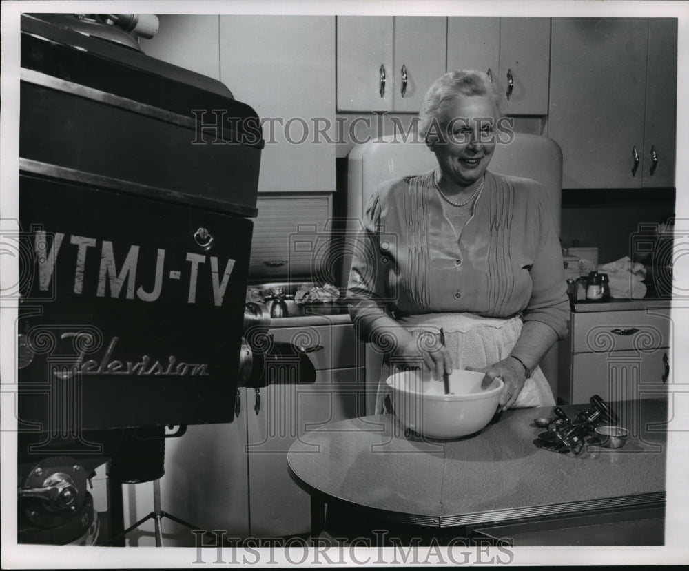 1952 Press Photo &quot;What&#39;s New in the Kitchen?&quot; - Brieta Griem program- Historic Images