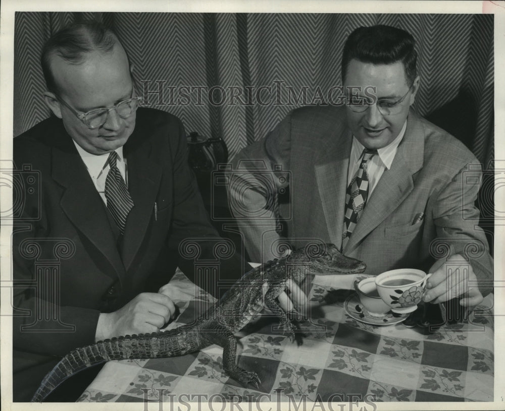 1951 Press Photo Gordon Thomas of WTMJ-TV and George Speidel of Wash Park Zoo- Historic Images