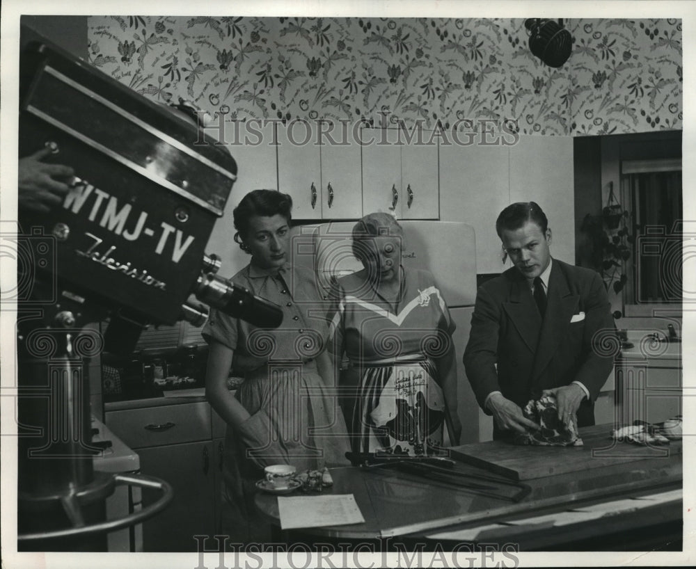 1952 Press Photo Connie Daniels &amp; Breta Griem in What&#39;s New in the Kitchen- Historic Images