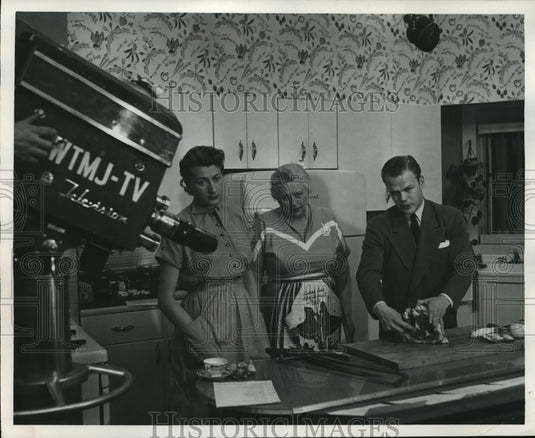 1952 Press Photo Connie Daniels & Breta Griem in What's New in the Kitchen- Historic Images