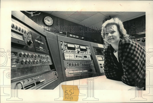 1985 Press Photo WOKY's Margaret Odya with new AM stereo broadcasting equipment- Historic Images