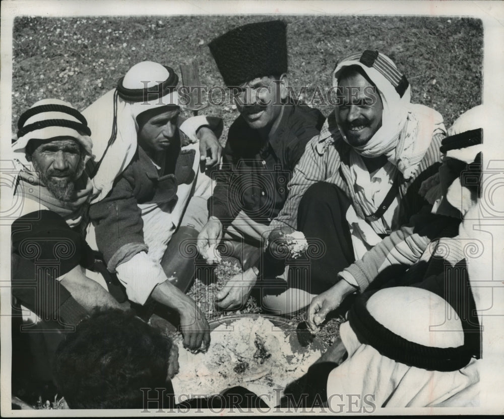 1947 Press Photo Guests just dig into the communal bowl with their hands - Historic Images