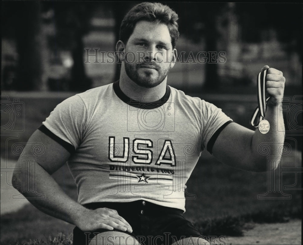 1987 Press Photo Scott Antczak held his bronze medal in Peru- Historic Images