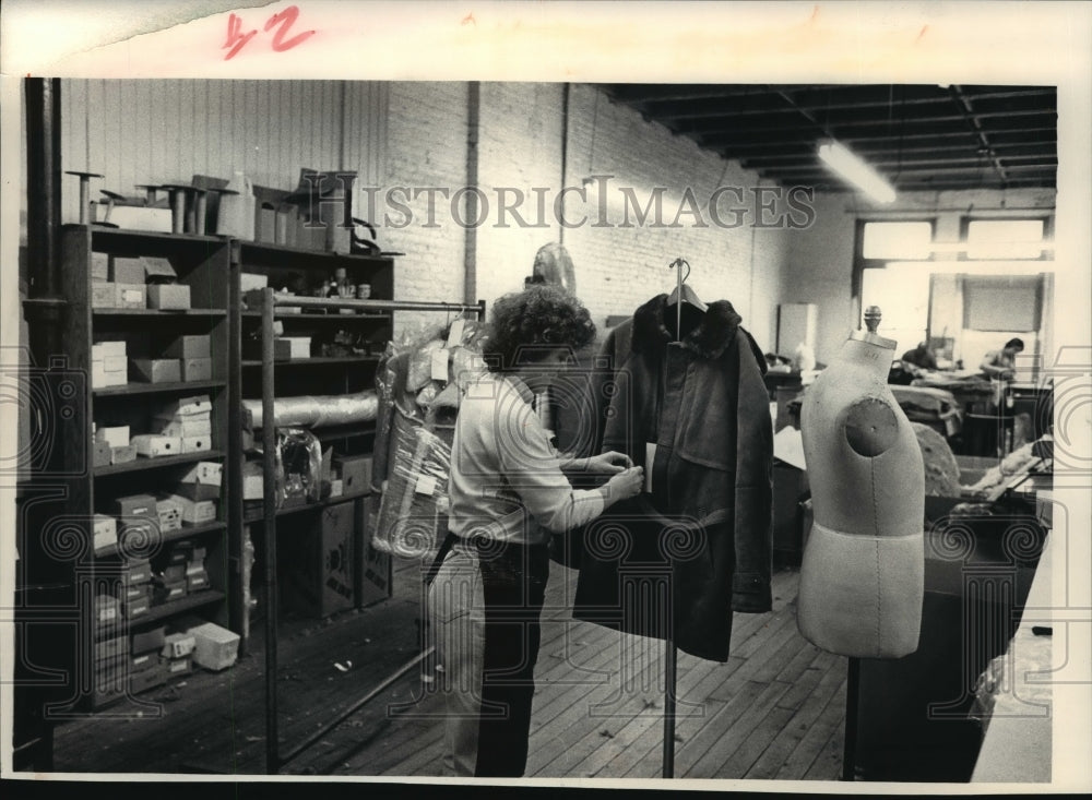 1988 Press Photo Debbie Simmons inspects coat at Ardney Ltd- Historic Images