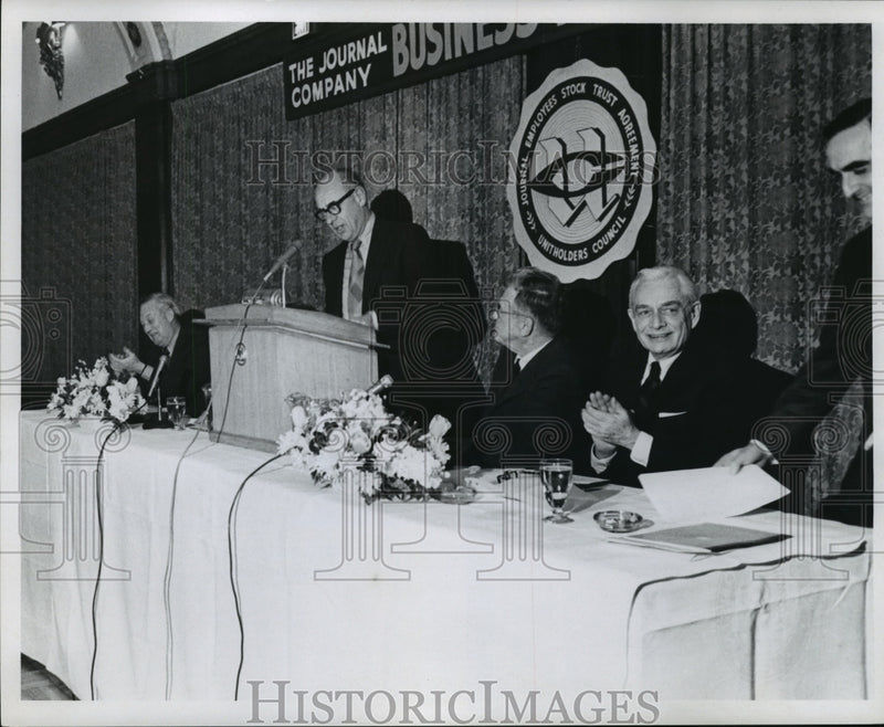 Load image into Gallery viewer, 1971 Press Photo The Journal Company Business Dinner - mja20265
