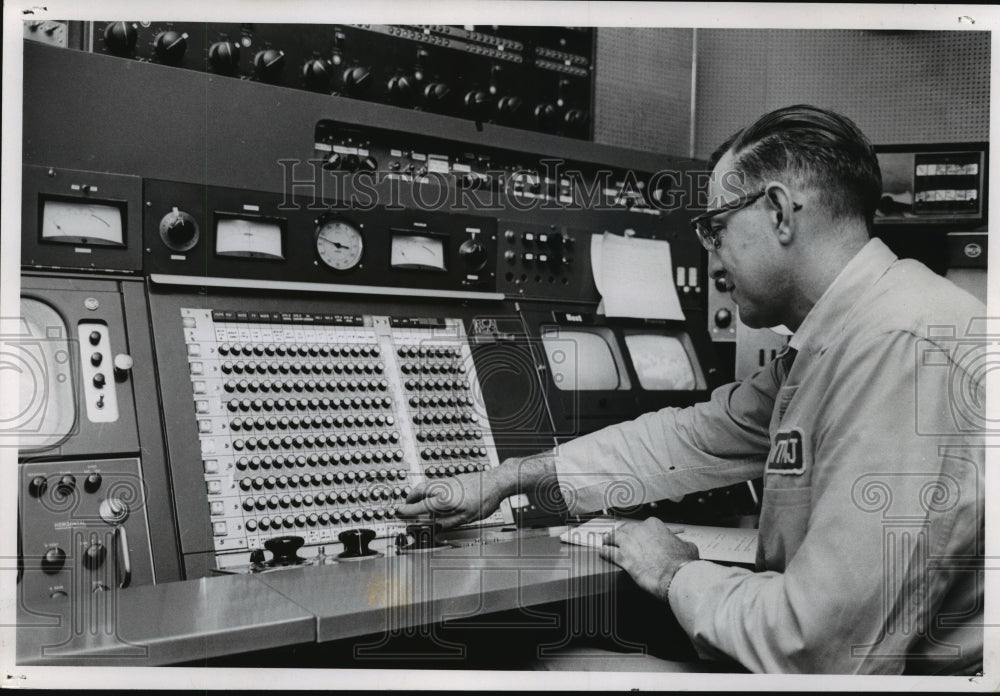 1964 Press Photo WTMJ Control Room, Raymond J Lustig, Jr- Historic Images