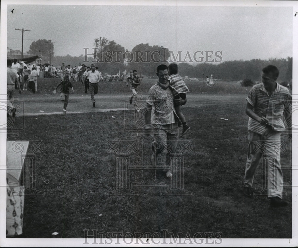 1957 Press Photo Rainstorm Scene from the Radio City Picnic - Historic Images