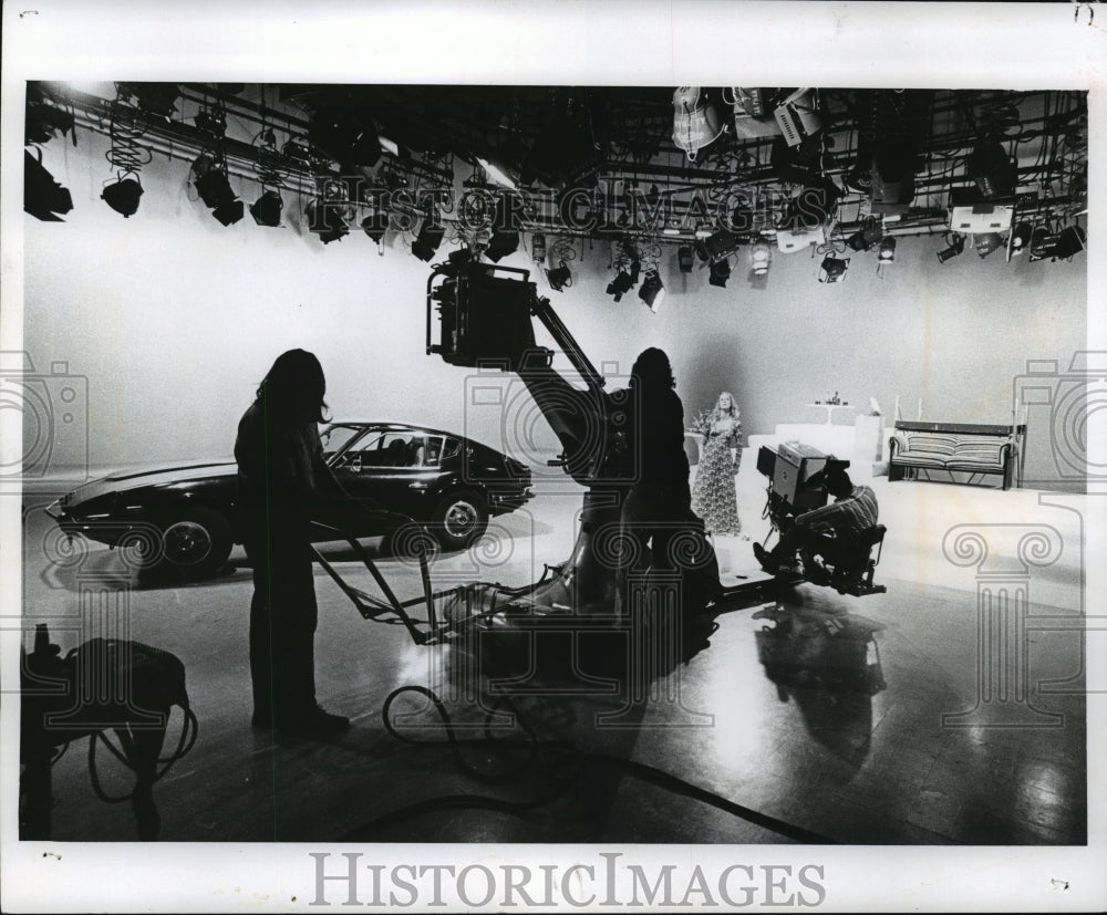 1975 Press Photo Academy Crane-WTMJ-TV new equipment - Historic Images