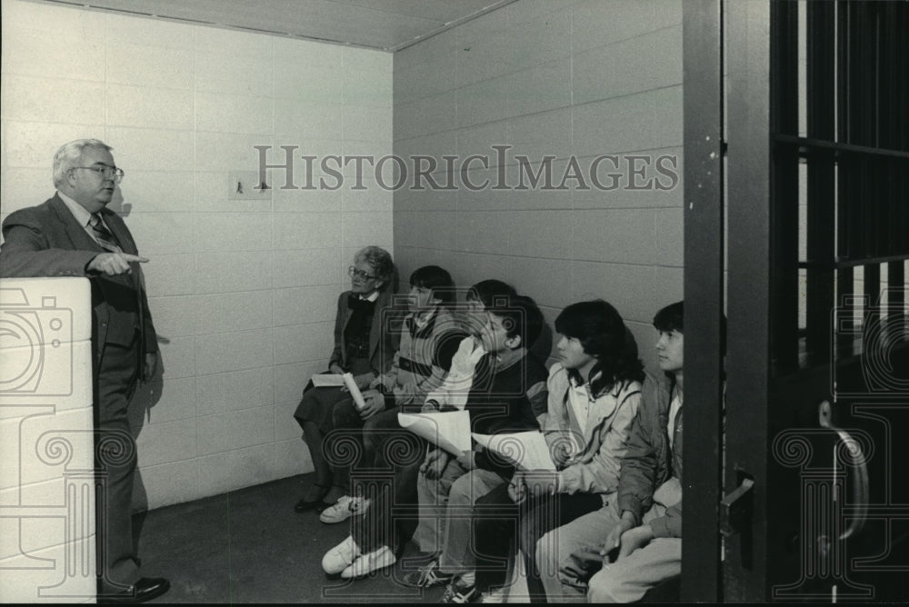 1984 Press Photo Betty Glennon &amp; students to talk with W Conine at Waukesha Jail- Historic Images