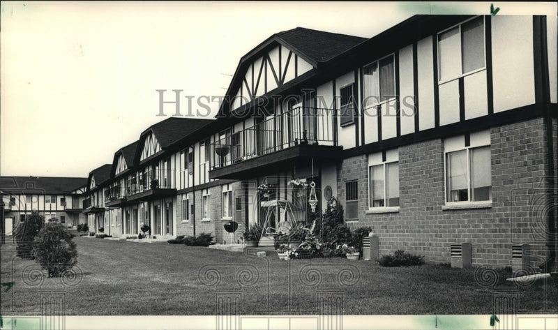 Load image into Gallery viewer, 1986 Press Photo View of Country Gates Apartments - mja20322

