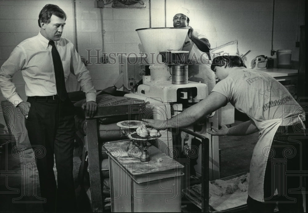 1985 Press Photo Thomas R Barbian observed a bakery operation- Historic Images