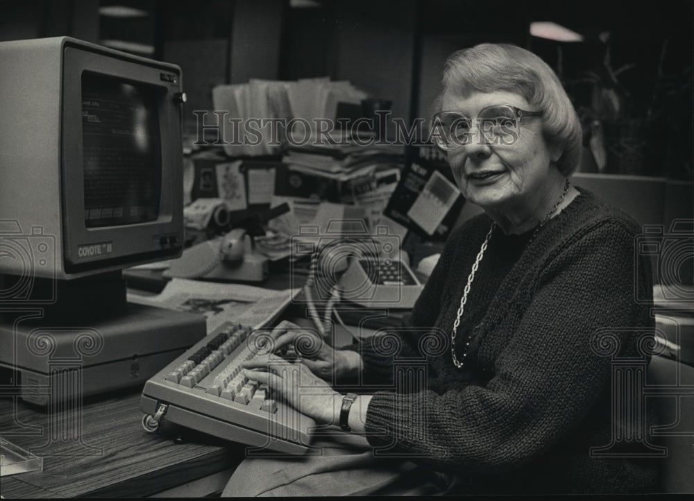 1987 Press Photo Reporter Alicia Armstrong retired on New Year&#39;s Eve  - Historic Images