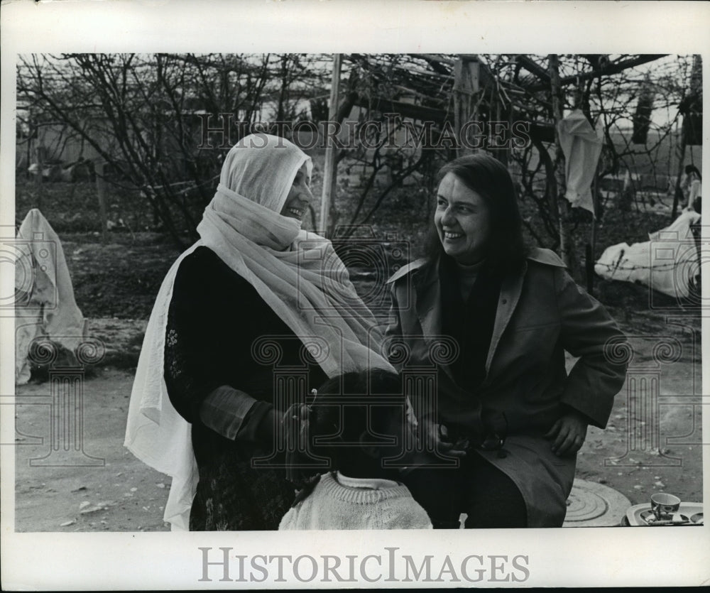 1973 Press Photo Writer Alicia Armstrong chatted with an Israeli Arab woman - Historic Images