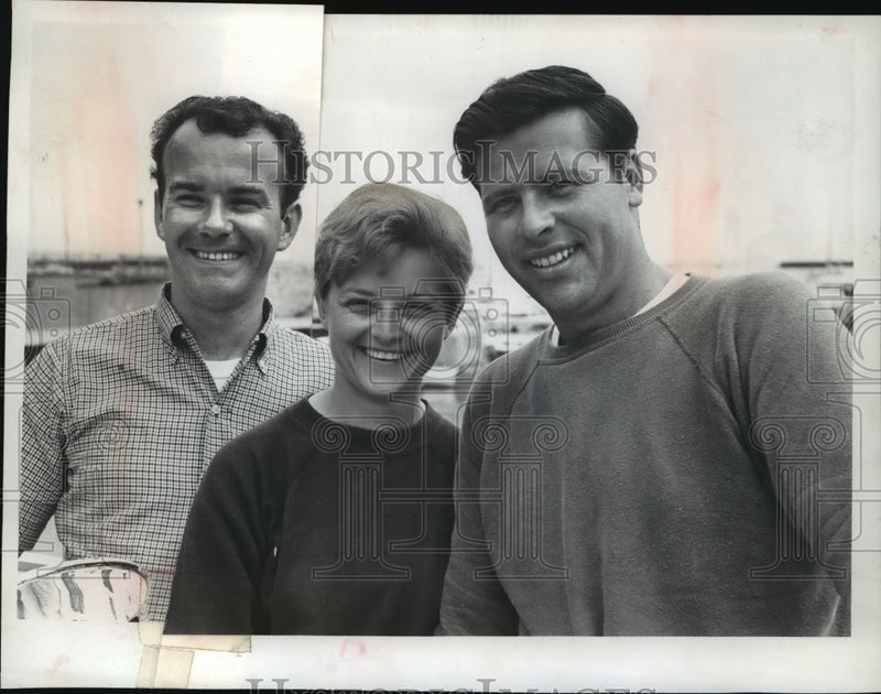Load image into Gallery viewer, 1968 Press Photo Skipper Doug Armstrong and his crew - mja20499

