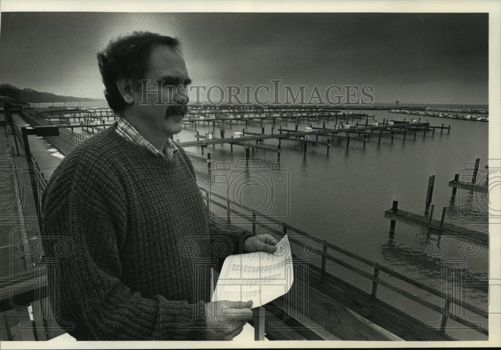 1992 Press Photo Port Washington harbor master Brad Arnold looks at empty marina- Historic Images