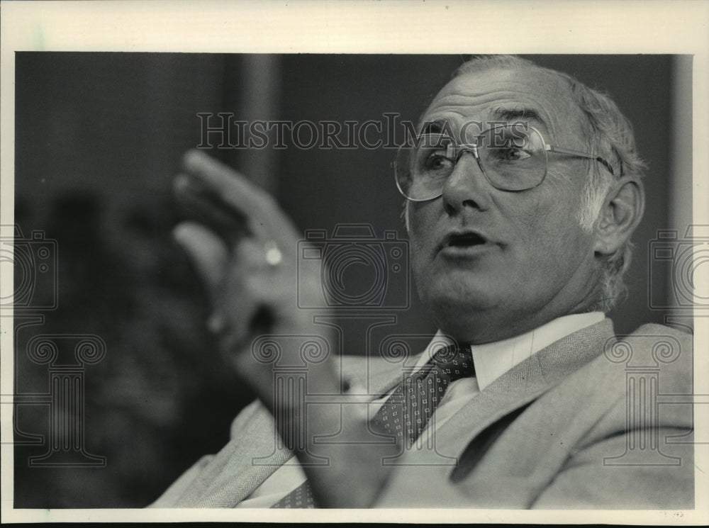 1985 Press Photo Hormel manager Deryl Arnold made a point- Historic Images