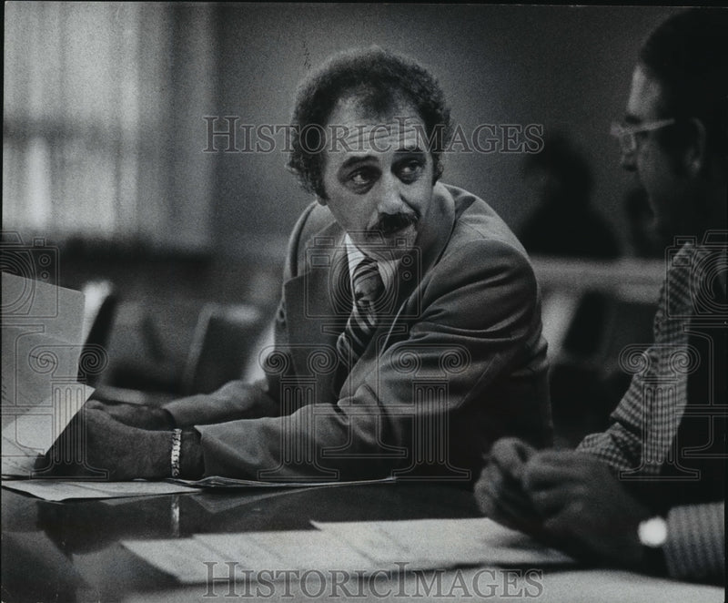Load image into Gallery viewer, 1978 Press Photo Atty Dale Arenz at the Waukesha County County Courthouse
