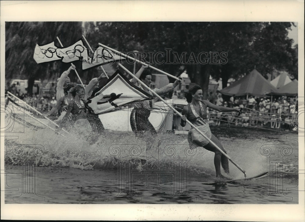 1984 Press Photo The Badgerland Water Skiers opened their show on the Fox River- Historic Images