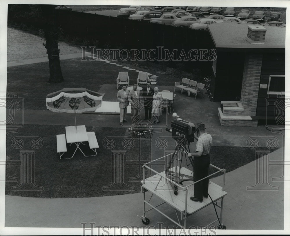 1952 Press Photo Outdoor Studio - mja20557