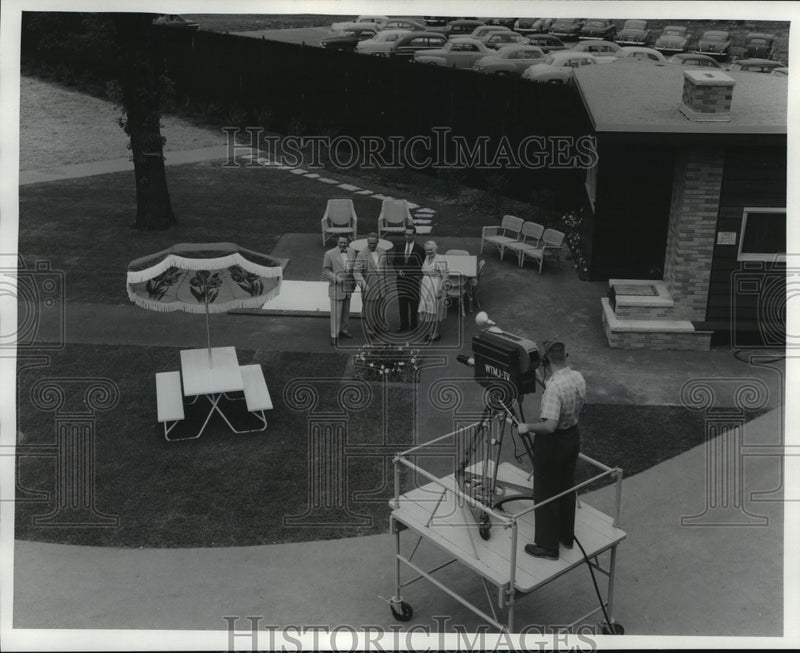 Load image into Gallery viewer, 1952 Press Photo Outdoor Studio - mja20557
