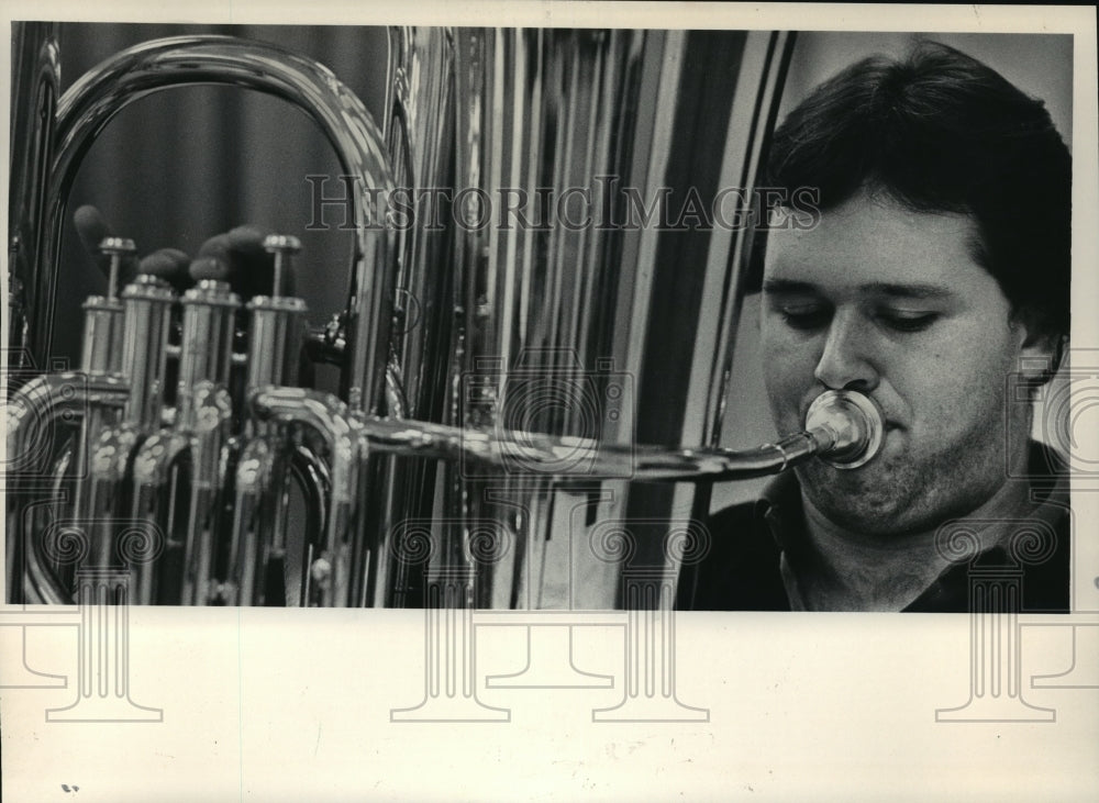 1985 Press Photo Freshman Paul Jones put a lot of umph into playing the tuba- Historic Images