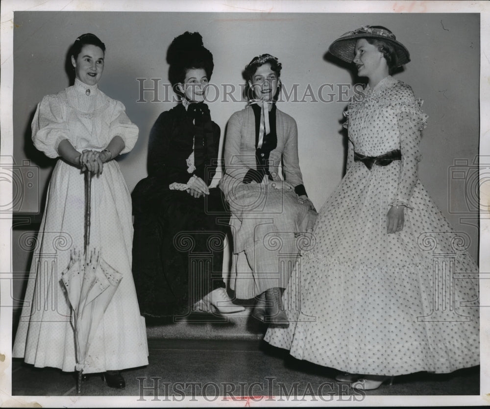 1957 Press Photo Appleton&#39;s production, &quot;Tale of Attire&quot;- Historic Images