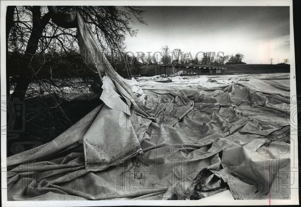 1990 Press Photo Tangled cables and torn fabric lay in a heap- Historic Images