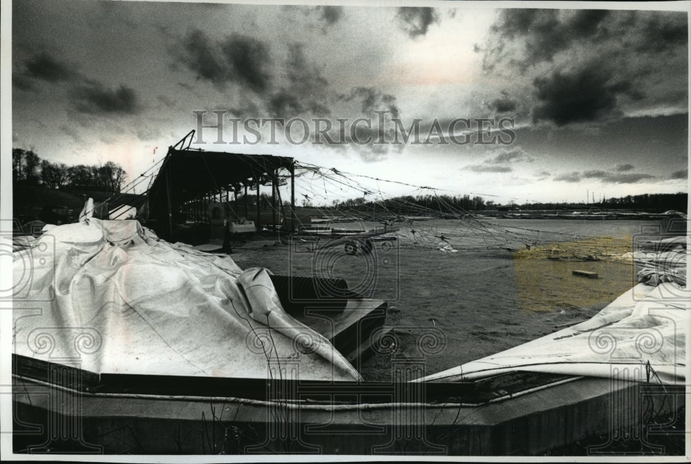 1990 Press Photo Wind gusts of nearly 80 mph ripped through Waukesha  - Historic Images