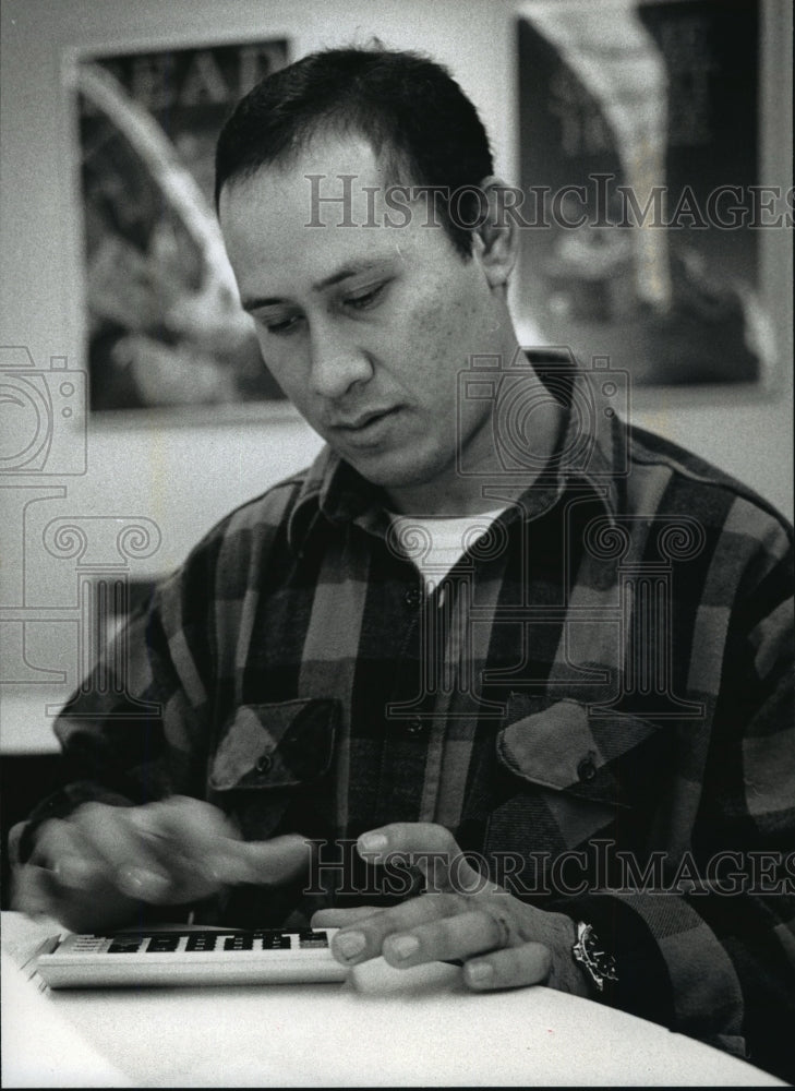 1992 Press Photo Jamie Estrada studies at the Waukesha County Technical Col 
- Historic Images