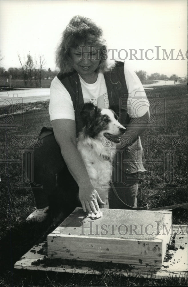 1993 Press Photo Jill Strong of Humane Animal Welfare Society of Waukesha County- Historic Images