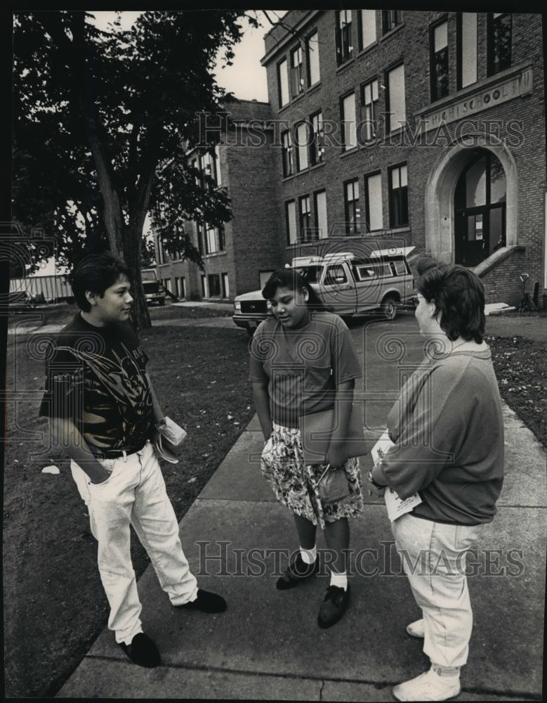 1992 Press Photo Ruben Lazcano, &amp; sister Sylvia &amp; Gina Stilties no classes yet- Historic Images