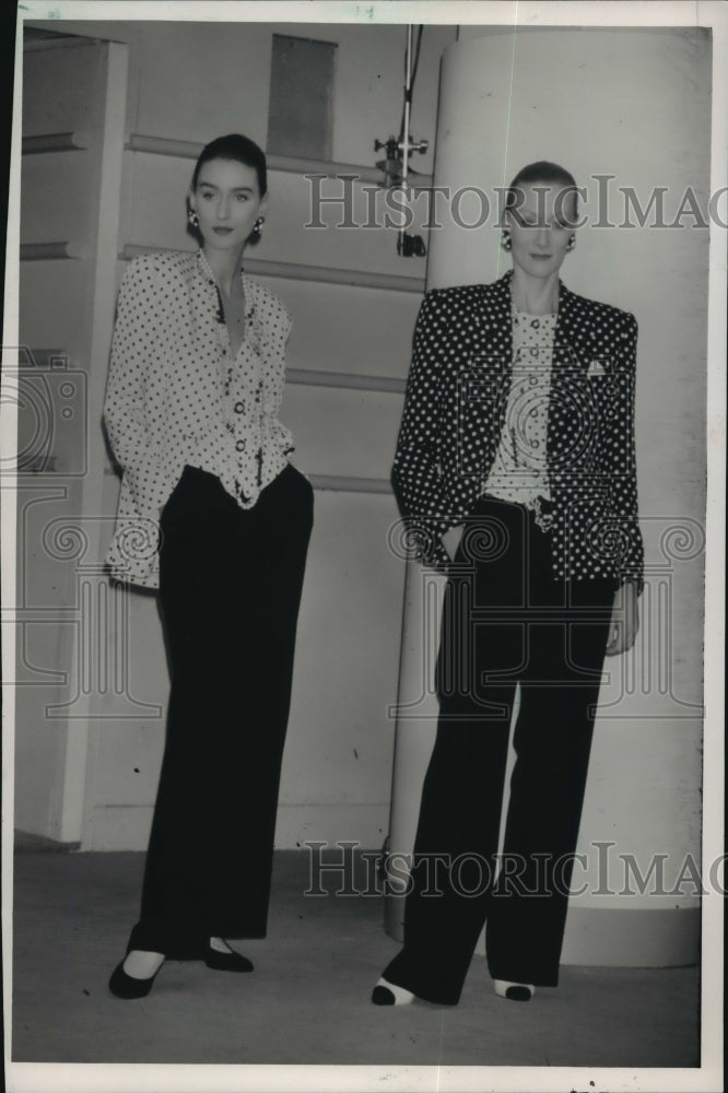 Load image into Gallery viewer, 1988 Press Photo Plisse jacket &amp; blouse w/ wool crepe trousers by Anne Klein
